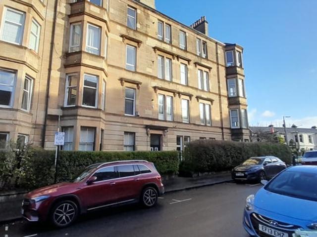 2 bedroom furnished flat near Byres Rd with garden