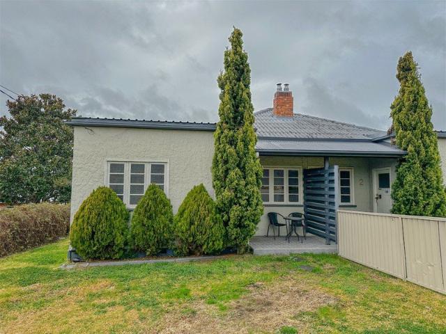 2 Bedroom Furnished Unit walking distance to Stanthorpe