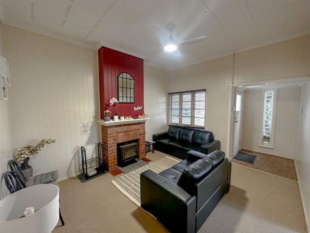 2 Bedroom Furnished Unit walking distance to Stanthorpe