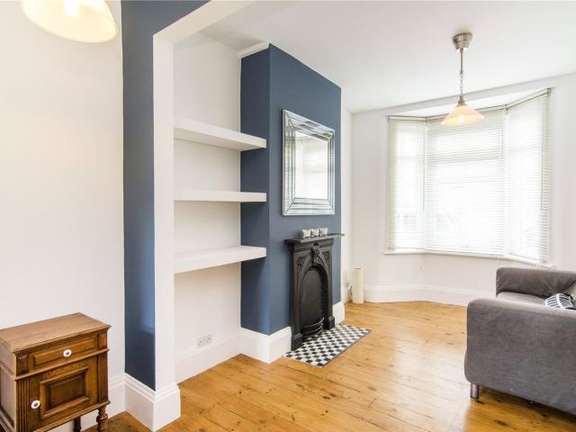 2 bedroom House Glenavon Road, E15