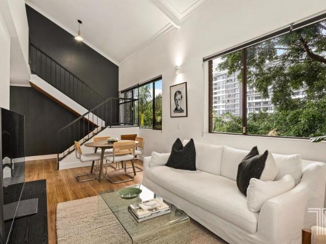 2 Bedroom House Coorparoo QLD 103122238