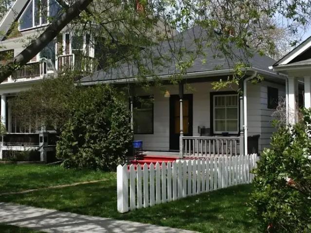 2 Bedroom House Calgary AB 105623296