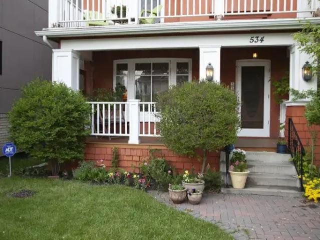 2 Bedroom House Calgary AB 105226659
