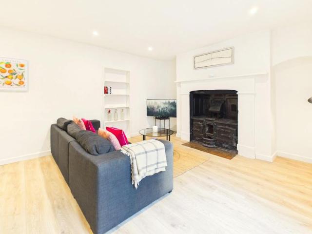 2 Bedroom House Cheltenham Cheltenham 103152613