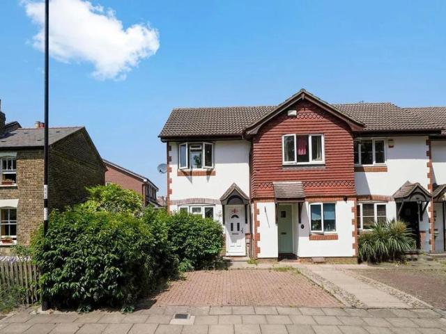 2 Bedroom House available at – SE12