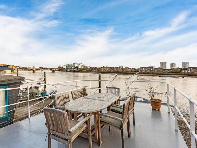 2 bedroom house boat to rent