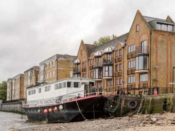 2 Bedroom House Boat Character Property