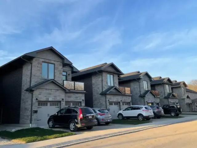 2 Bedroom House Guelph ON 104840978