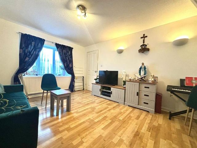 2 bedroom house end terrace