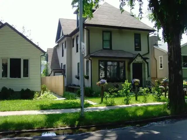 2 Bedroom House Edmonton AB 104434241