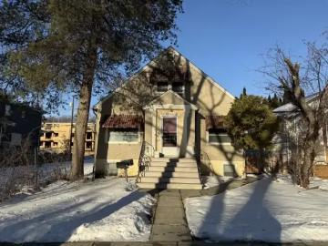 Queen Alexandra, Edmonton, Alberta - Parking