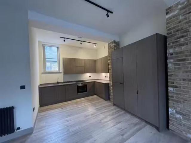 2 bedroom house for rent in 6 Buckingham Mews, Buckingham Road.