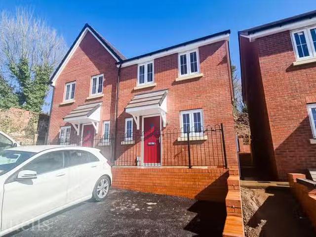 2 bedroom house for rent in Farmhouse Close, Cradley Heath, B64