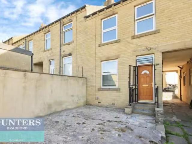 2 bedroom house for rent in Fearnsides Street, Bradford, BD8