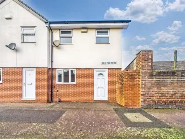 2 bedroom house for rent in The Terrace, Roe Farm Lane, Chadde.
