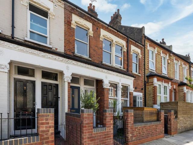 3 bedroom flat for sale