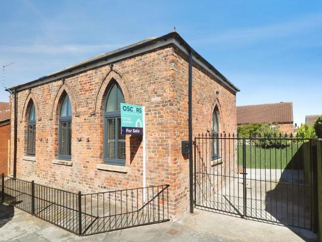 2 bedroom detached house for sale