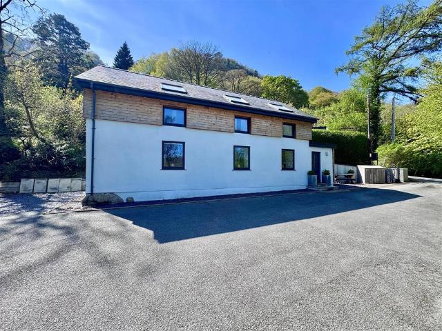 2 bedroom detached house for sale