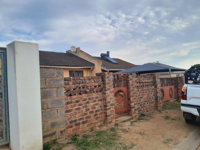 2 Bedroom House For Sale in Club View