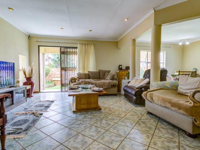2 Bedroom House For Sale in Glen Marais