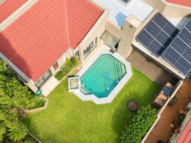 2 Bedroom House For Sale in Douglasdale