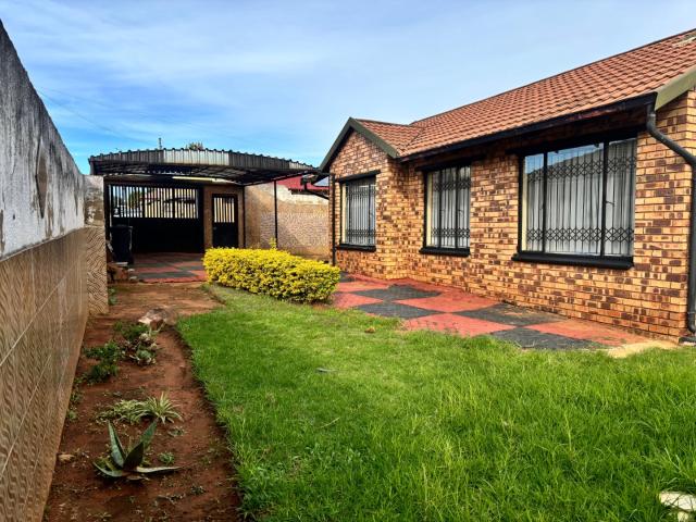 2 Bedroom House For Sale in Dobsonville Gardens