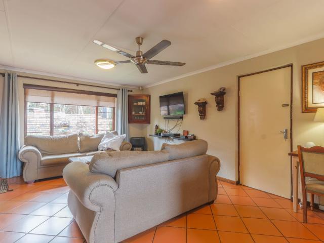 2 Bedroom House For Sale in Die Hoewes