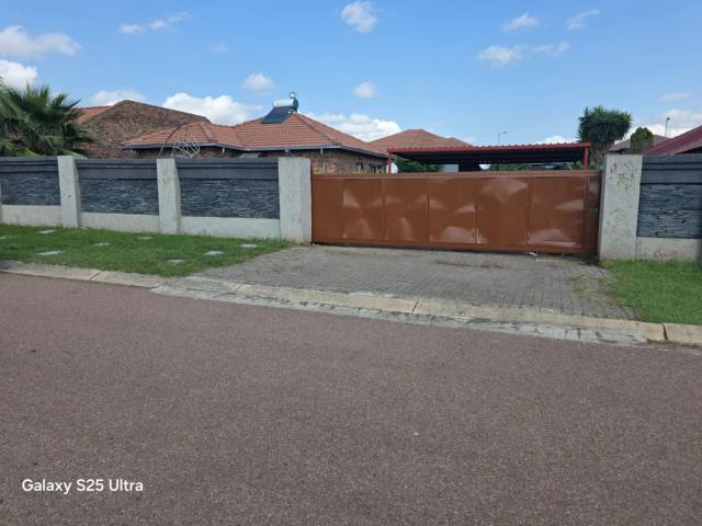 2 Bedroom House For Sale in Karenpark