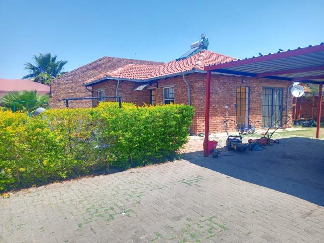 2 Bedroom House For Sale in Karenpark