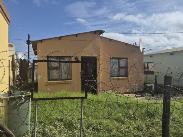 2 Bedroom House For Sale in Kwanobuhle