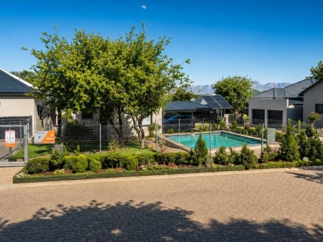 2 Bedroom House For Sale in Hoedspruit