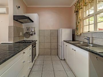 2 Bedroom House For Sale in Helderberg Village