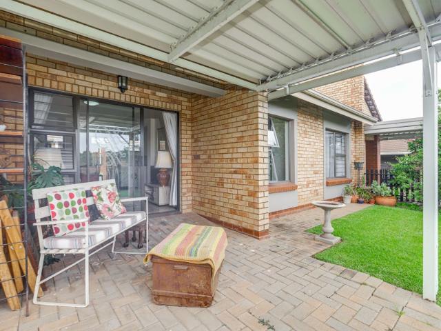 2 Bedroom House For Sale in Olivedale