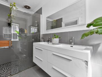 2 Bedroom House For Sale in Oranjezicht