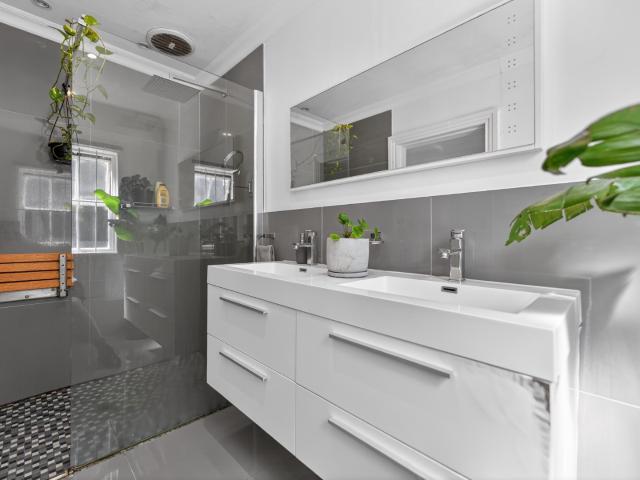 2 Bedroom House For Sale in Oranjezicht