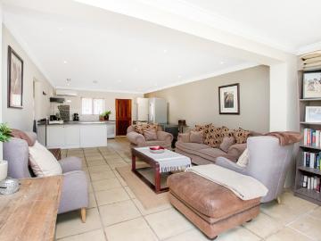 2 Bedroom House For Sale in Lonehill