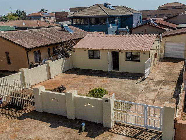 2 Bedroom House For Sale in Lenasia Ext 5