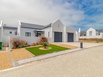 2 Bedroom House For Sale in Middedorp
