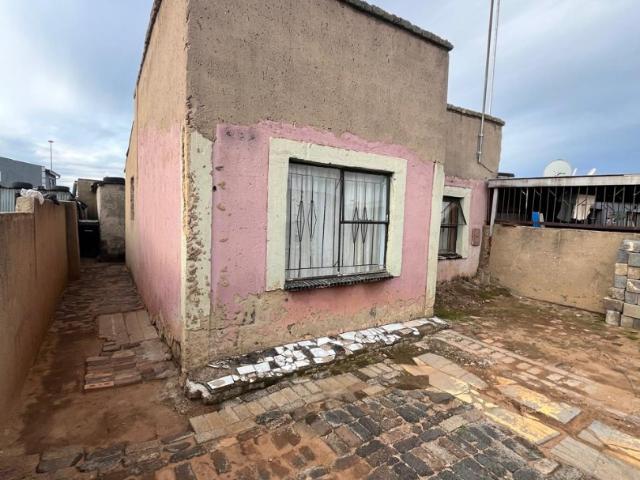 2 Bedroom House For Sale in Mqantsa