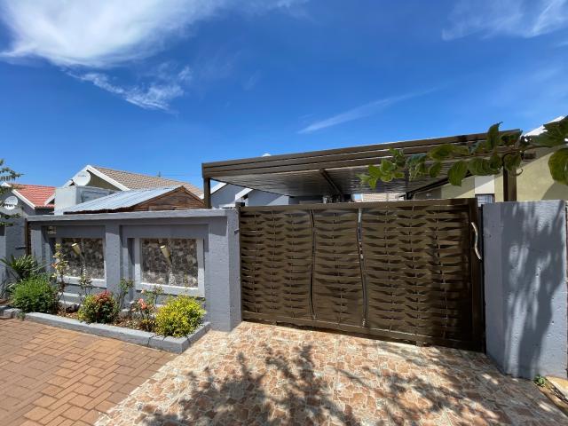 2 Bedroom House For Sale in Savanna City
