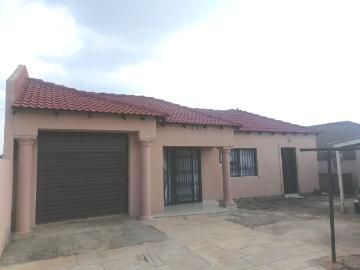 2 Bedroom House For Sale in Savanna City