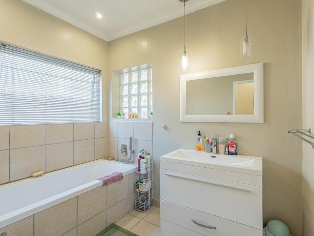 2 Bedroom House For Sale in Silver Lakes Golf Estate