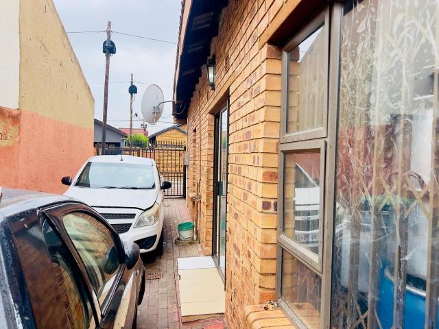2 Bedroom House For Sale in Phiri