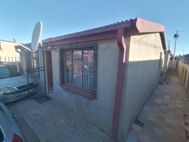 2 Bedroom House For Sale in Phomolong