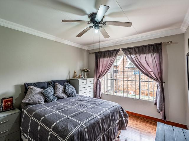 2 Bedroom House For Sale in Rooihuiskraal North