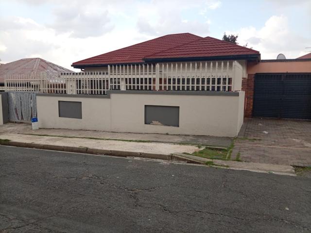 2 Bedroom House For Sale in Rosettenville