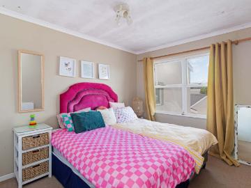 2 Bedroom House For Sale in Woodbridge Island