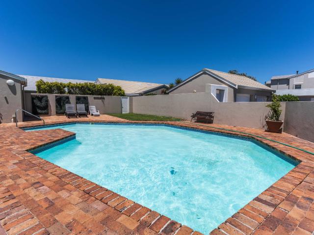 2 Bedroom House For Sale in Woodbridge Island