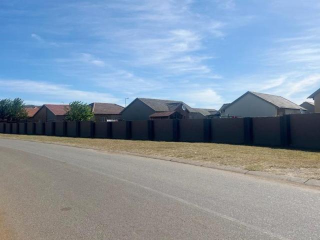 2 Bedroom House For Sale in Waterkloof Hill Estate