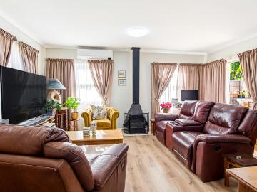 2 Bedroom House For Sale in The Crest